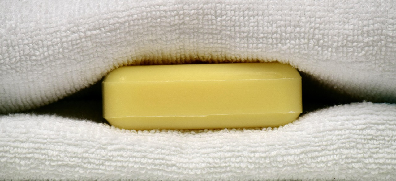 Saponetta posizionata sotto le lenzuola per migliorare il sonno e alleviare i crampi.