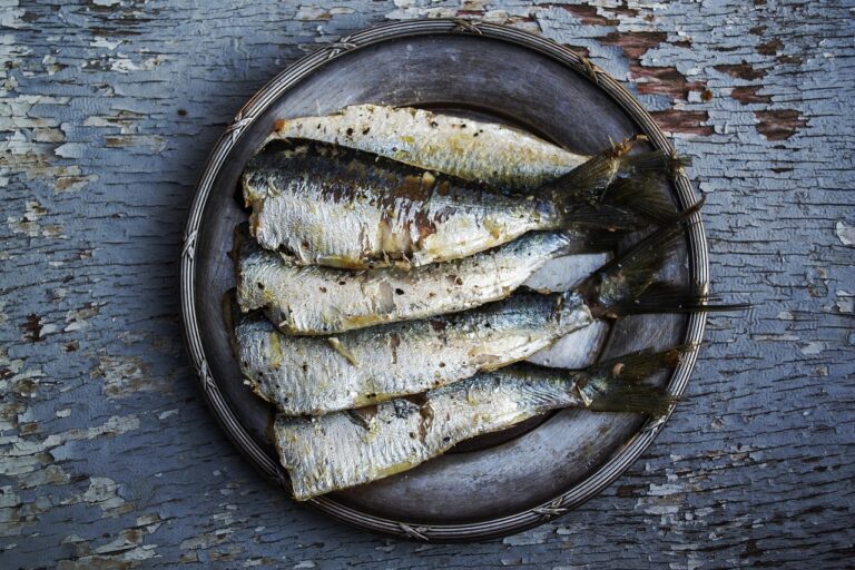 Piatto di pesce povero fresco, ricco di omega-3, ideale per abbassare i trigliceridi.