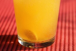 Donna stanca che consulta un medico per la mancanza di vitamina D.