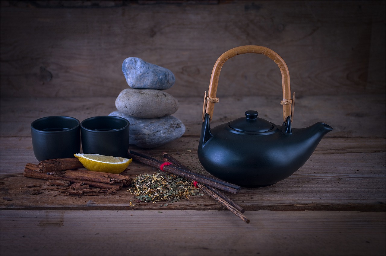 Tisana serale in una tazza, con ingredienti naturali per depurare il fegato grasso durante la notte.