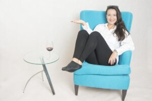 Donna seduta con le gambe incrociate, evidenziando il problema della circolazione sanguigna.