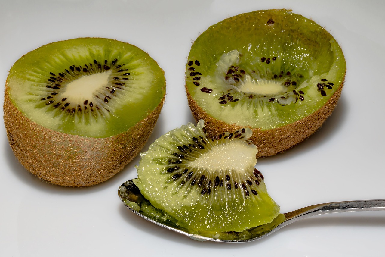 Un kiwi con la buccia, evidenziando la sua texture e colore, simbolo di un'alimentazione ricca di fibre.