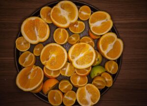 Frutto ricco di vitamina C, con un confronto visivo rispetto a un'arancia.