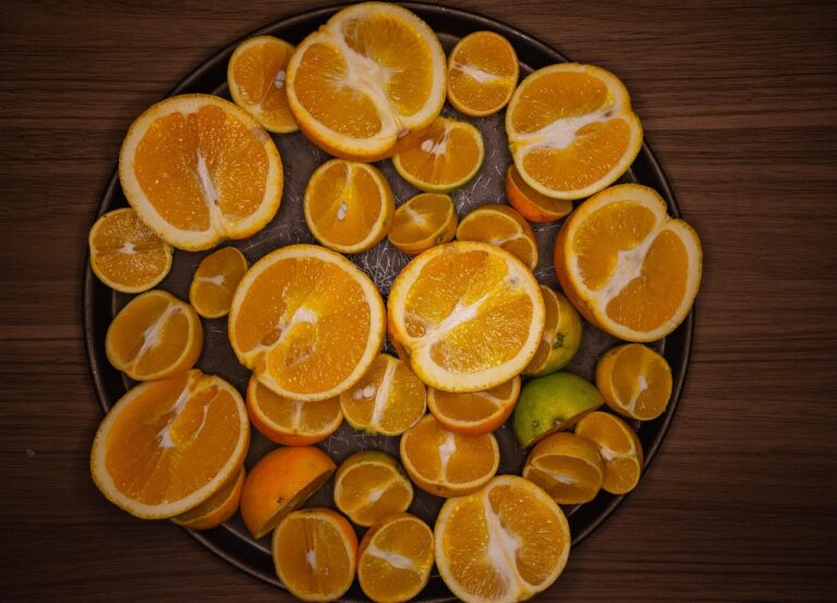 Frutto ricco di vitamina C, con un confronto visivo rispetto a un'arancia.