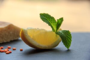 Lenticchie cucinate con limone, ricche di ferro e simbolo di prosperità.