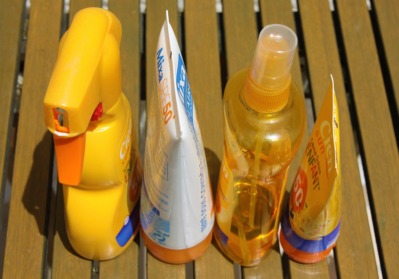 Crema solare con data di scadenza evidenziata su un tavolo, simbolo di attenzione alla sicurezza della pelle.