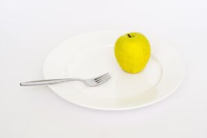 Persone che discutono gli effetti del digiuno intermittente in un ambiente informale.