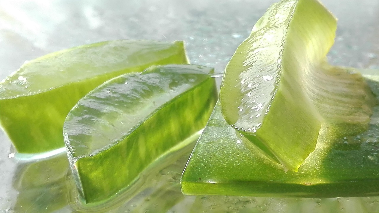 Gel di aloe vera bevibile in un bicchiere, ideale per alleviare la gastrite e promuovere la salute digestiva.