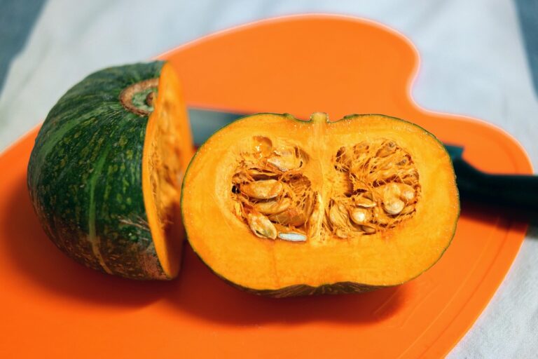 Zucca fresca su un tavolo, simbolo di piatti autunnali ipocalorici e diuretici.