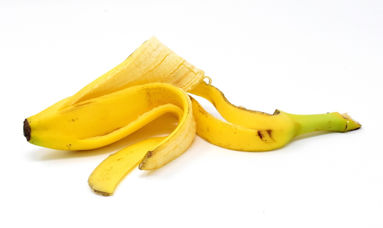 Filamenti di banana su uno sfondo bianco, evidenziando il loro valore nutrizionale.